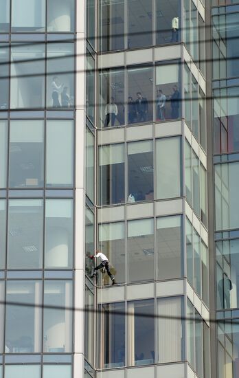 Spiderman Alain Robert conquers Vysotsky skyscraper
