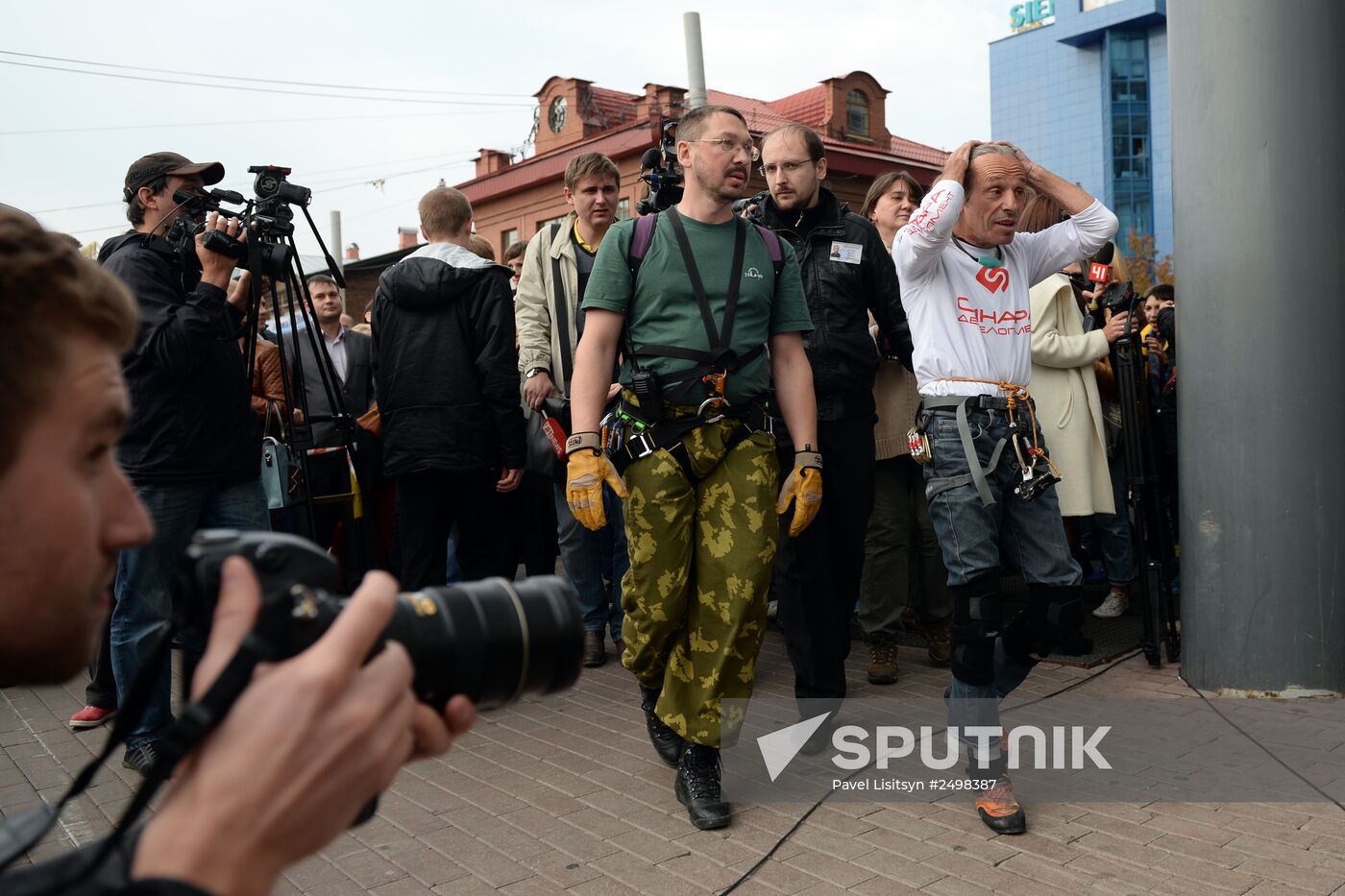 Spiderman Alain Robert conquers Vysotsky skyscraper