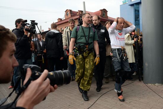 Spiderman Alain Robert conquers Vysotsky skyscraper