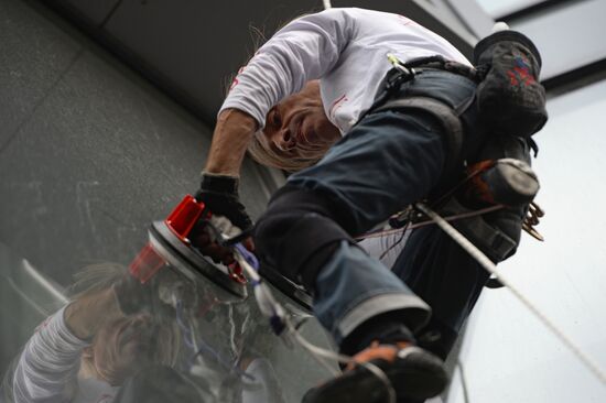 Spiderman Alain Robert conquers Vysotsky skyscraper