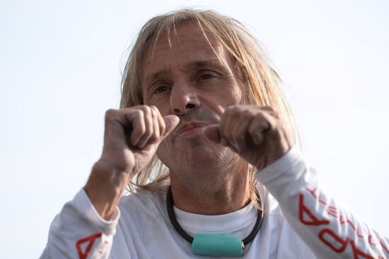 Alain "Spiderman" Robert scales Vysotsky skyscraper