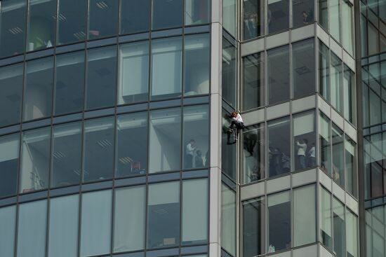 Spiderman Alain Robert conquers Vysotsky skyscraper