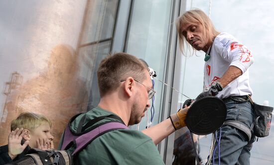 Spiderman Alain Robert conquers Vysotsky skyscraper