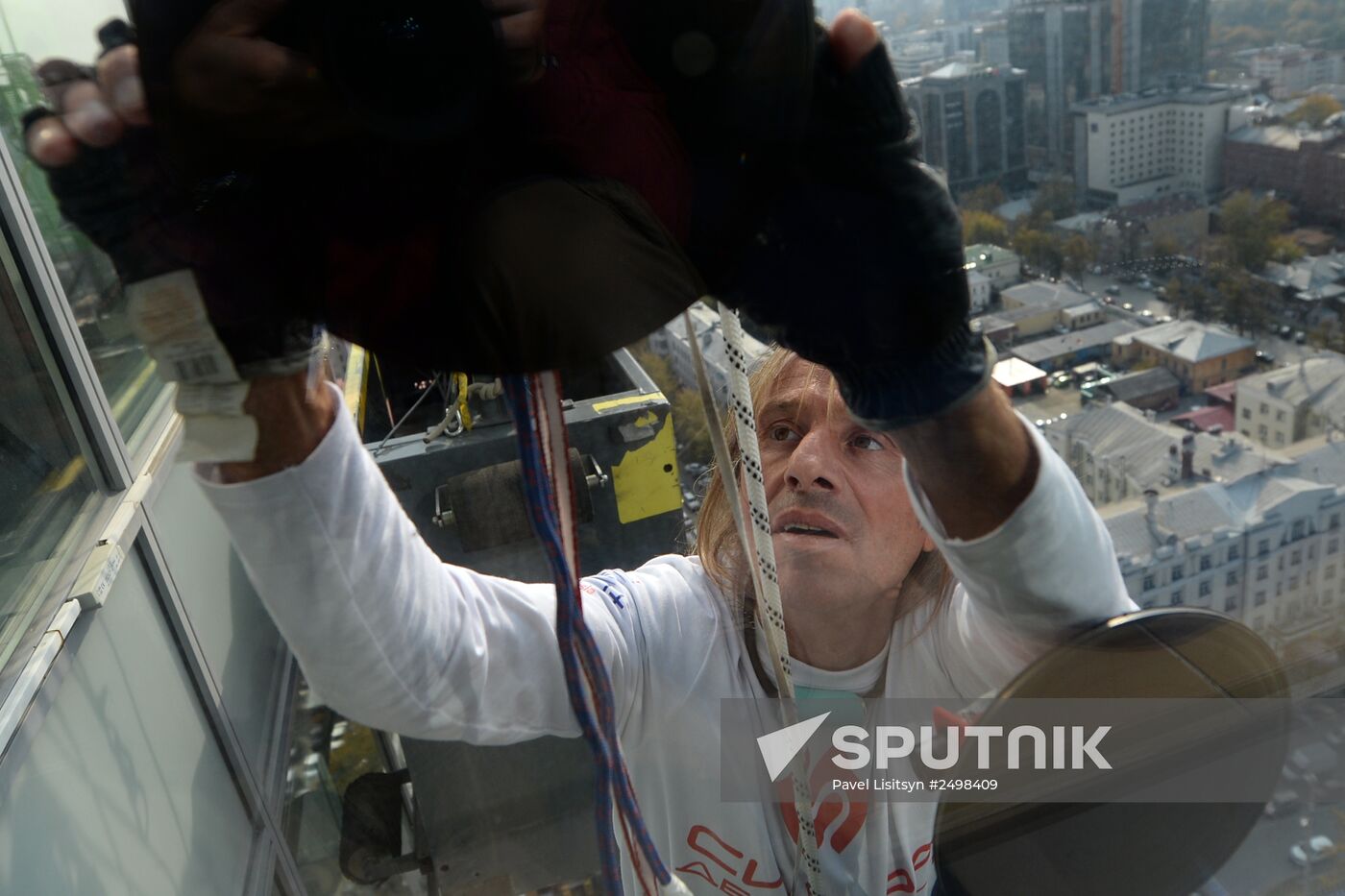 Spiderman Alain Robert conquers Vysotsky skyscraper
