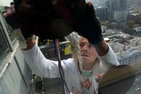 Spiderman Alain Robert conquers Vysotsky skyscraper