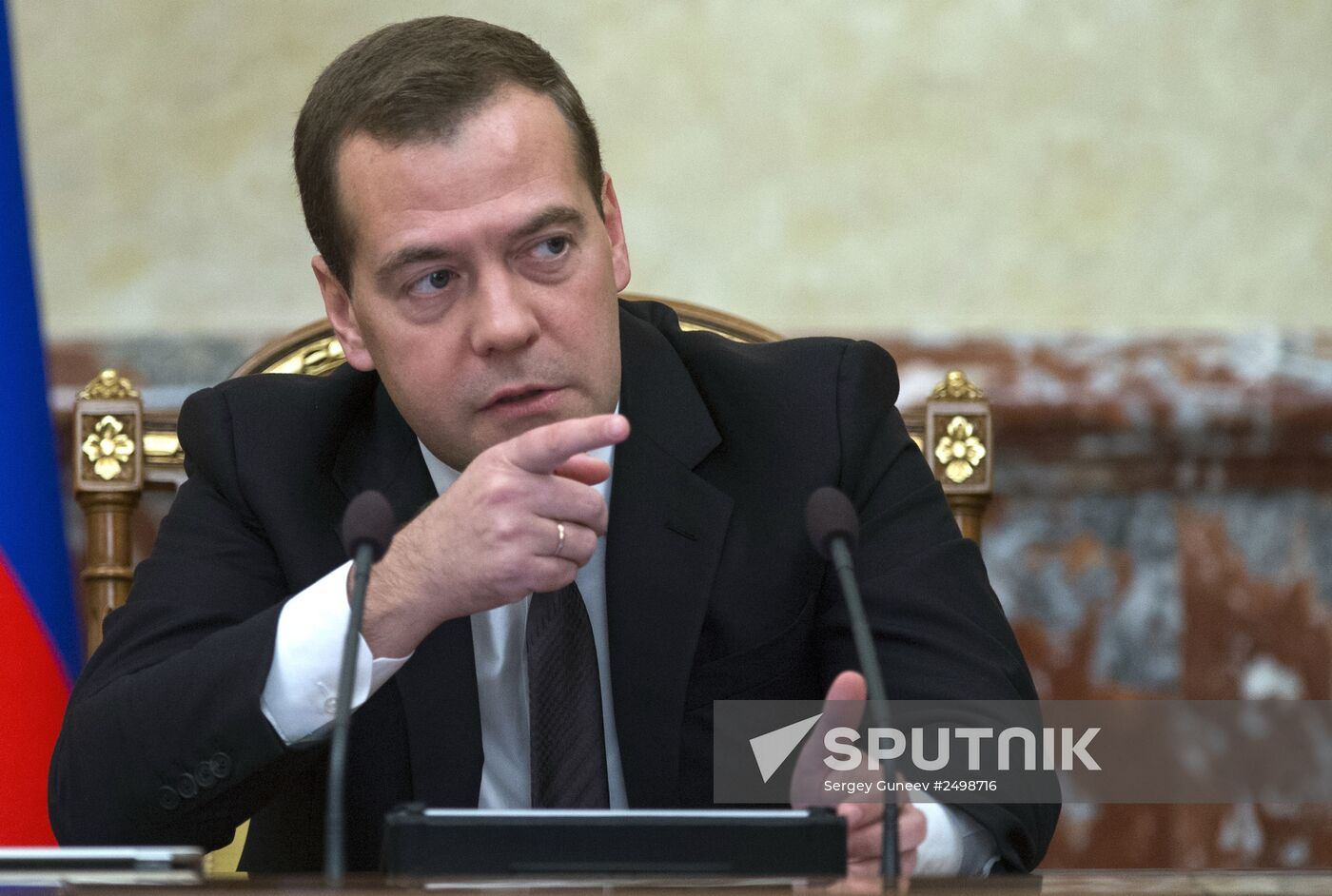 Dmitry Medvedev chairs Government meeting