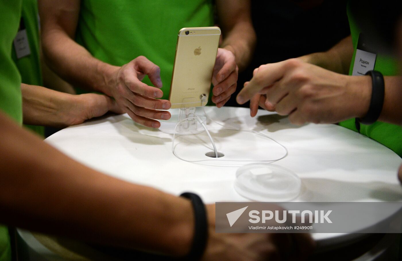 iPhone 6, 6-plus go on sale in Russia