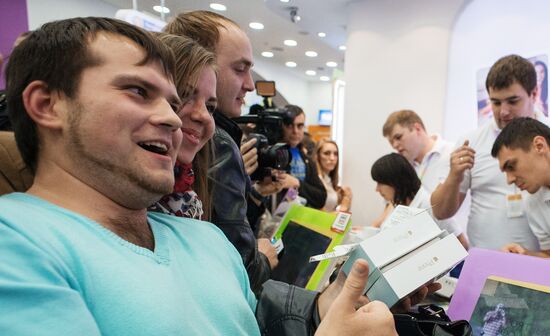 iPhone 6, 6 plus go on sale in Russia