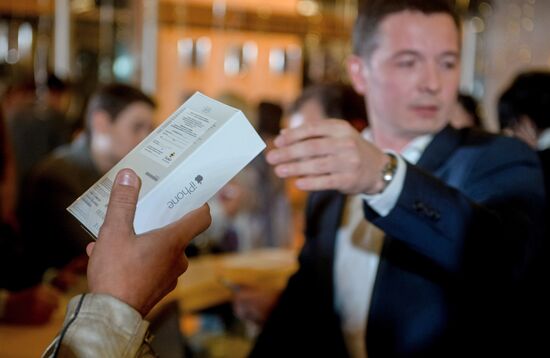 iPhone 6, 6 plus go on sale in Russia