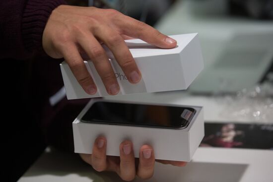 iPhone 6, 6 plus go on sale in Russia