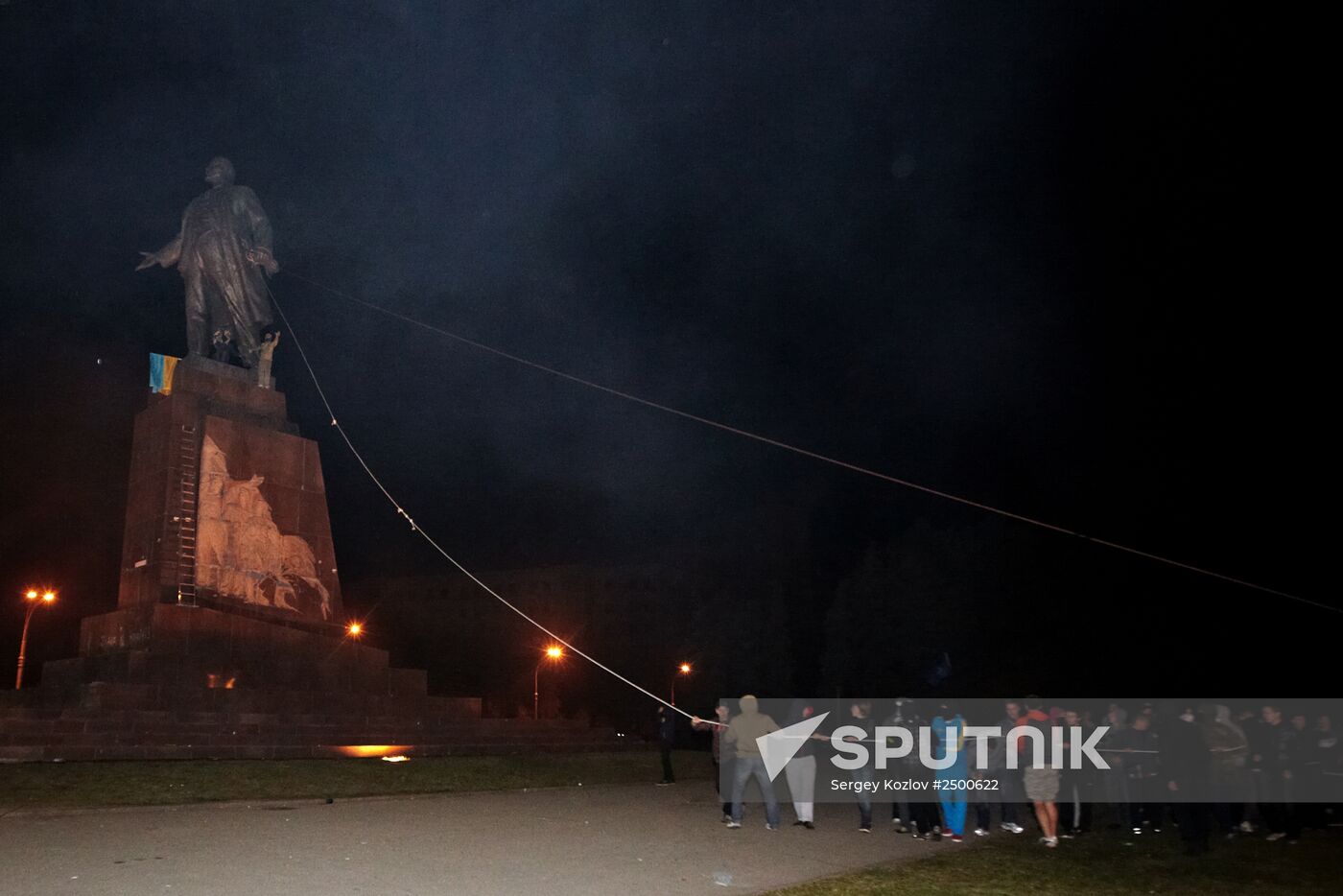 Monument to Lenin toppled in Kharkov