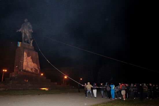Monument to Lenin toppled in Kharkov