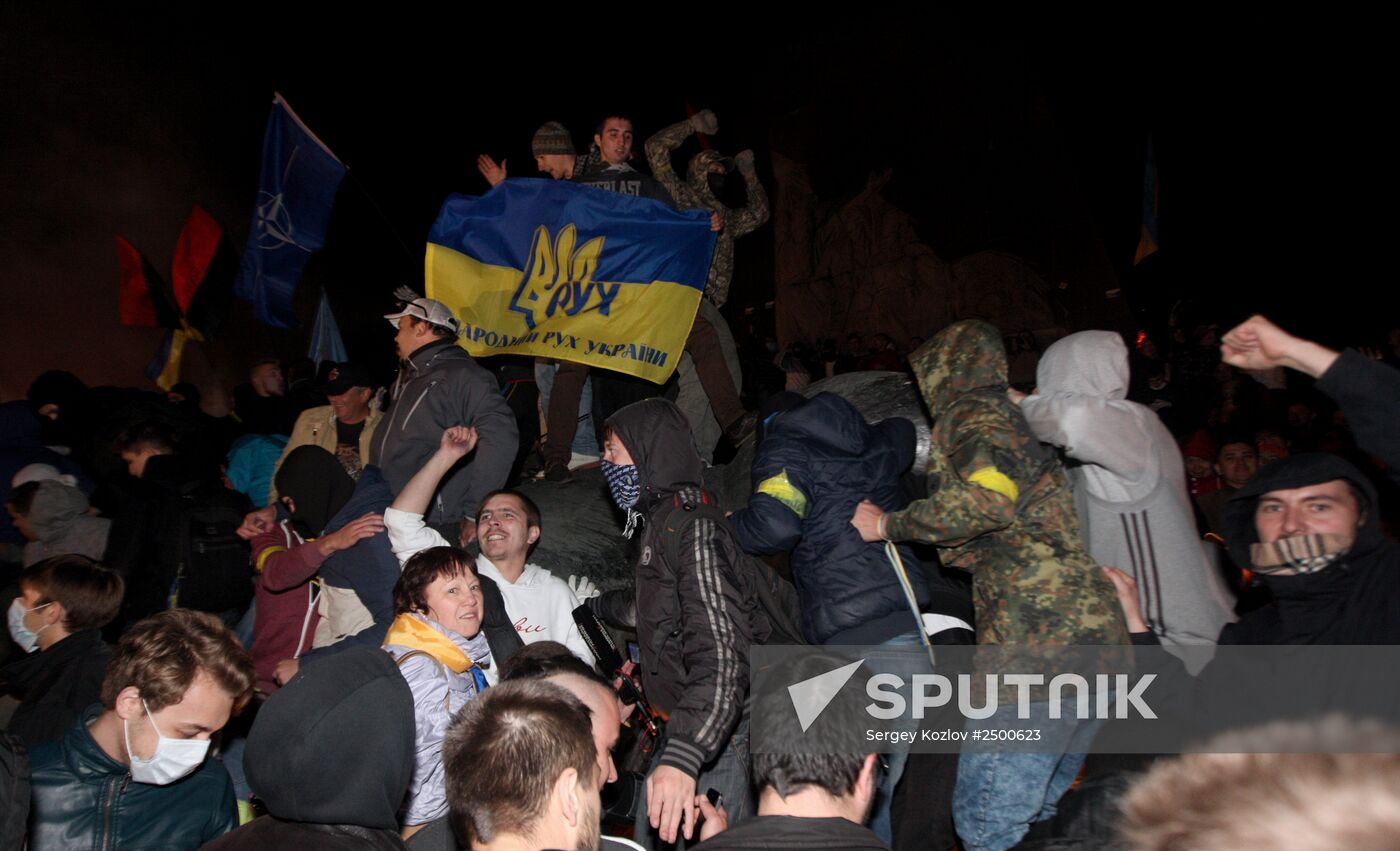 Monument to Lenin toppled in Kharkov