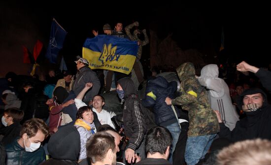 Monument to Lenin toppled in Kharkov