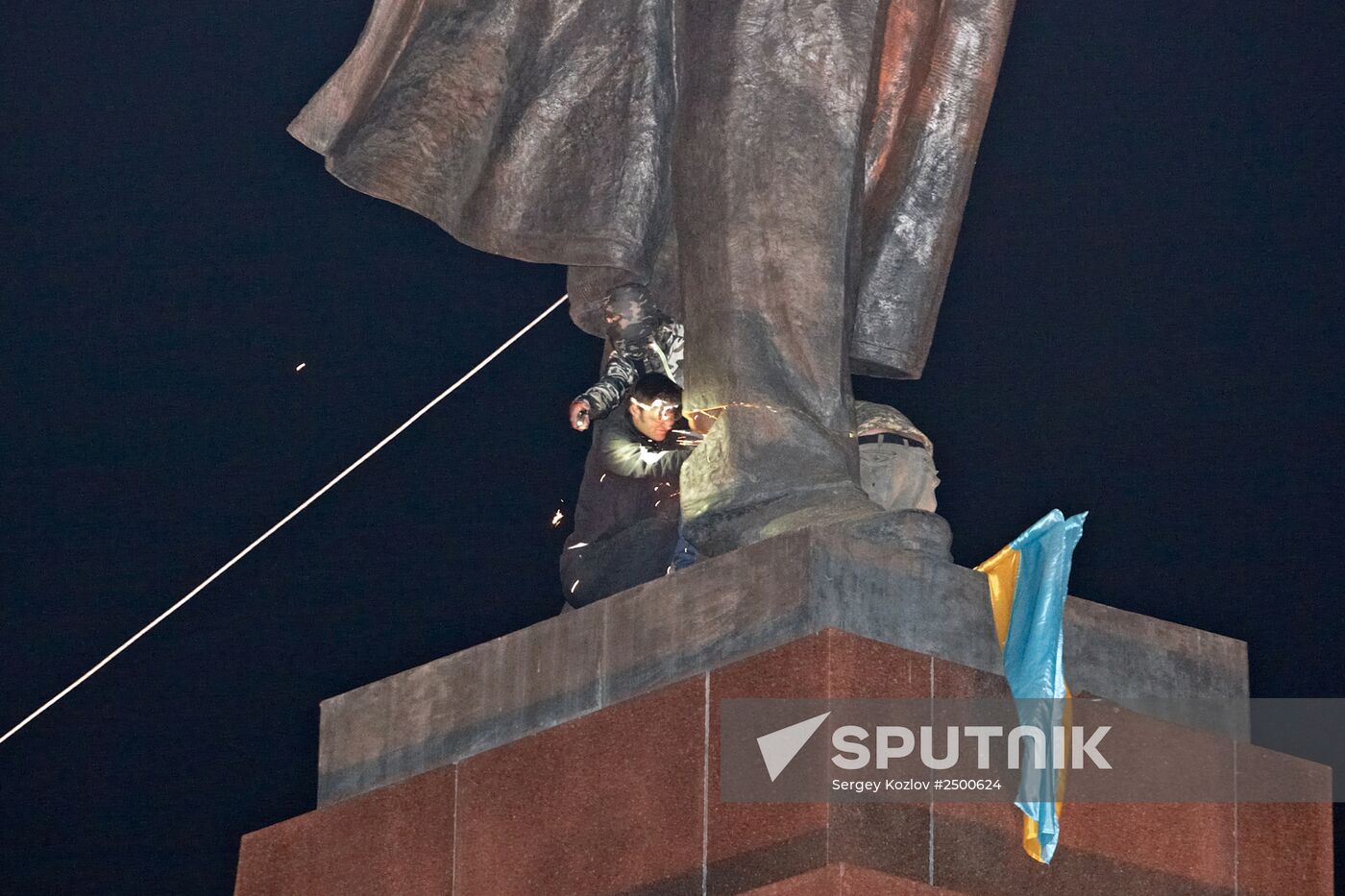 Monument to Lenin toppled in Kharkov
