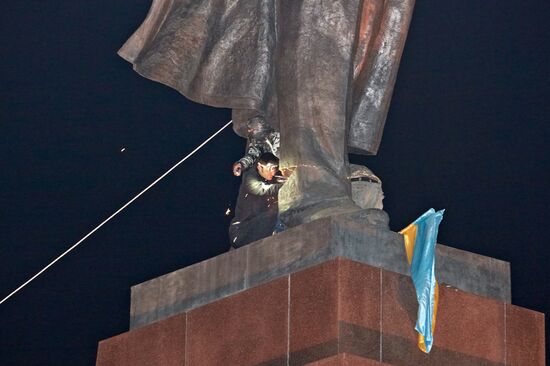 Monument to Lenin toppled in Kharkov