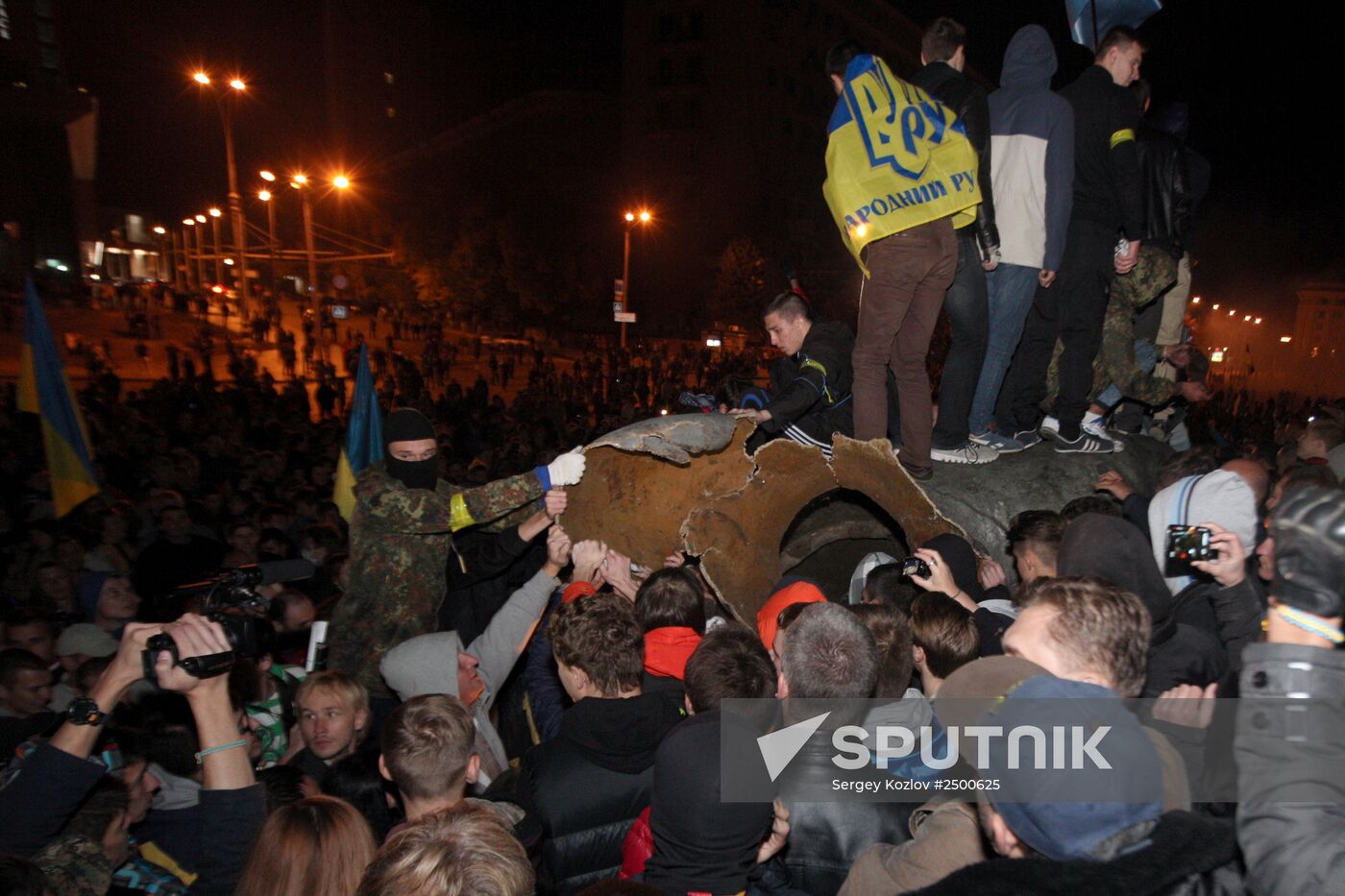Monument to Lenin toppled in Kharkov