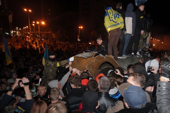 Monument to Lenin toppled in Kharkov