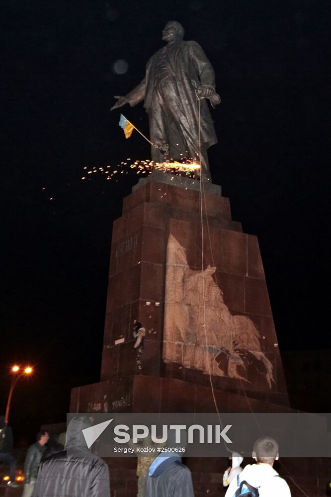Monument to Lenin toppled in Kharkov