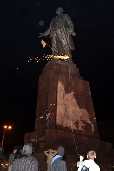 Monument to Lenin toppled in Kharkov