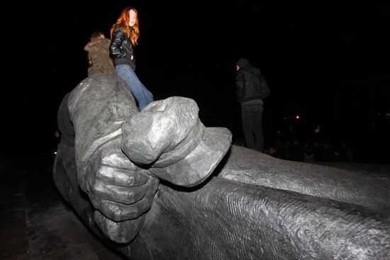 Monument to Lenin toppled in Kharkov
