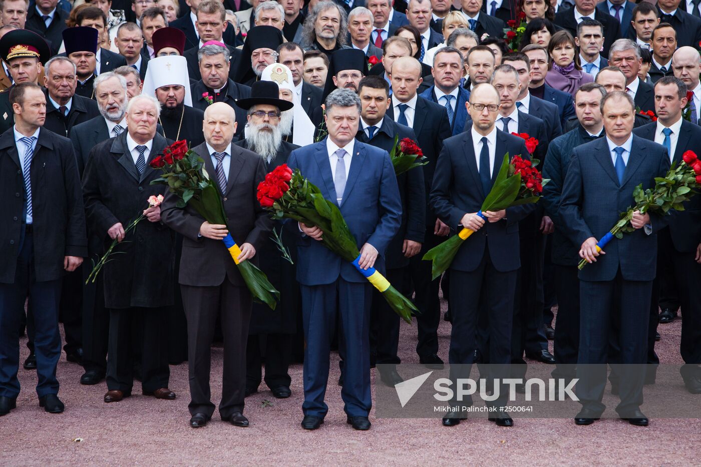 Ukrainian President Petro Poroshenko honors the memory of Babi Yar victims