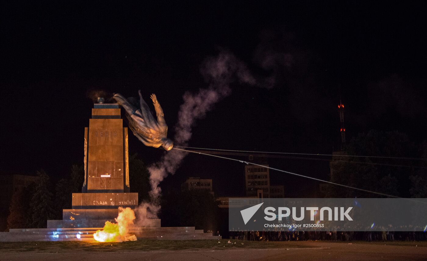 Monument to Lenin toppled in Kharkov