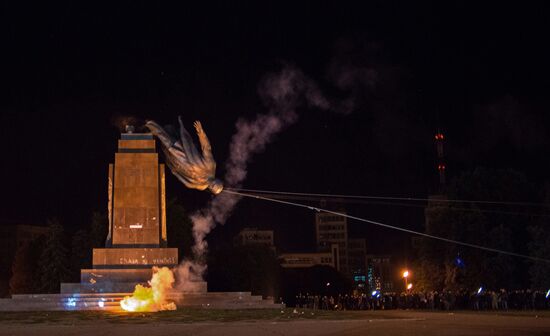Monument to Lenin toppled in Kharkov