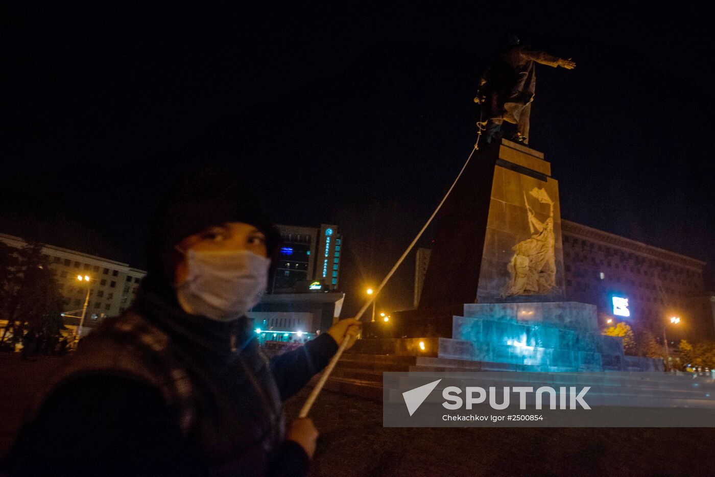 Monument to Lenin toppled in Kharkov