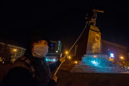 Monument to Lenin toppled in Kharkov