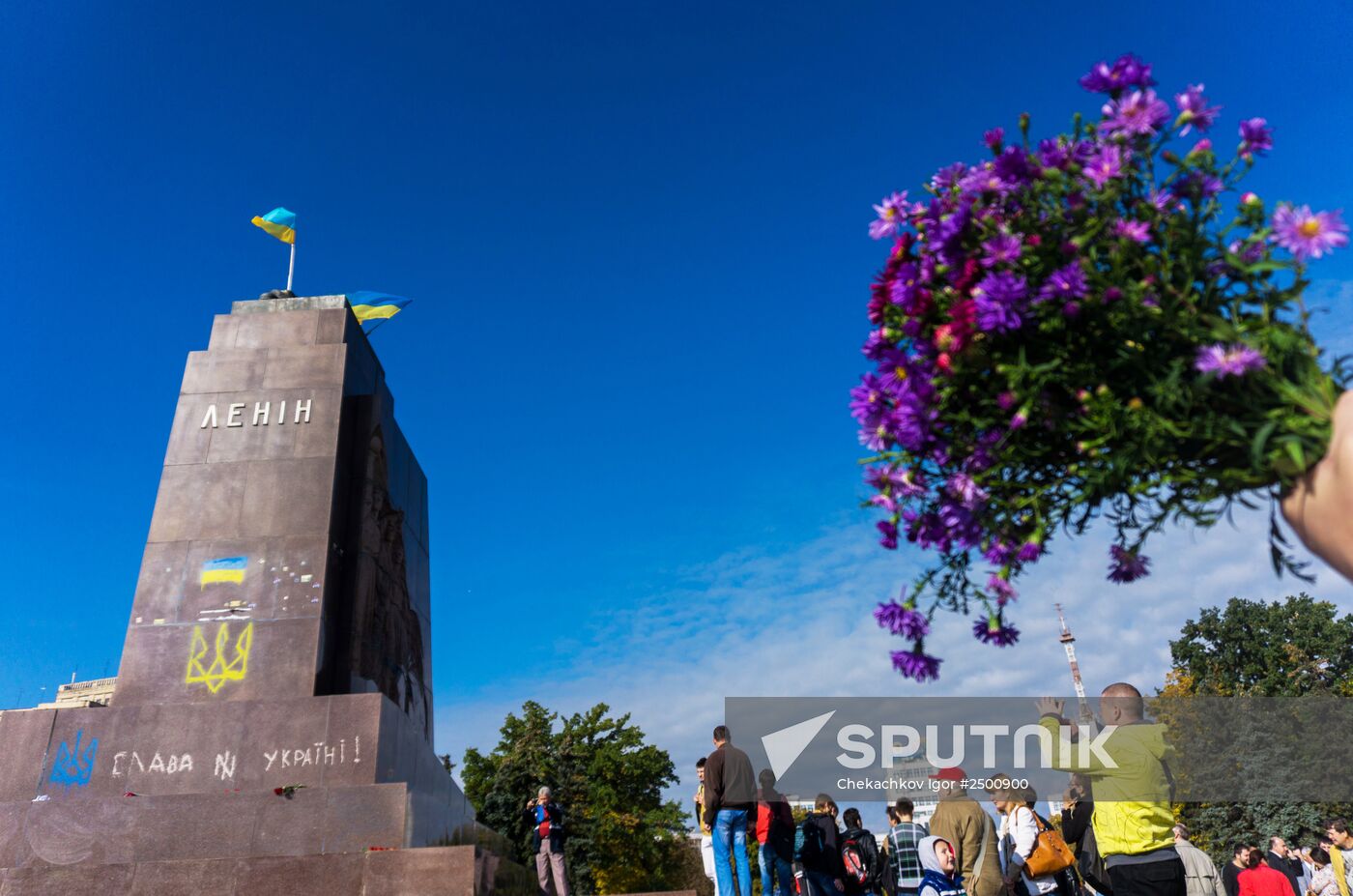 Lenin monument demolished in Kharkiv