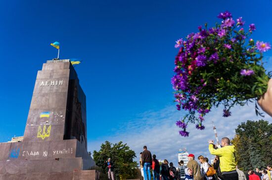 Lenin monument demolished in Kharkiv