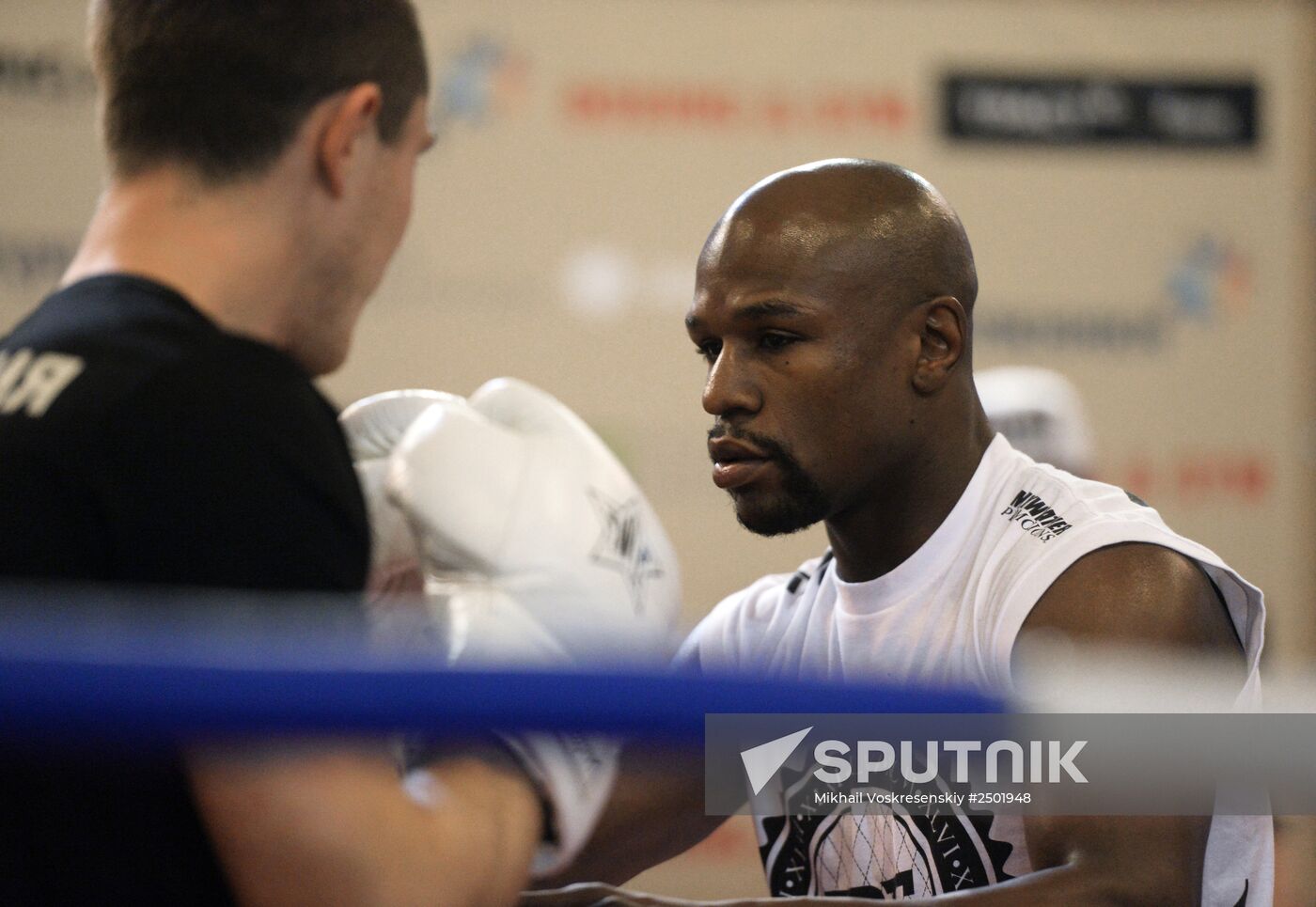 Floyd Mayweather Jr. conducts a master class in Moscow