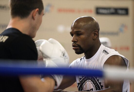 Floyd Mayweather Jr. conducts a master class in Moscow