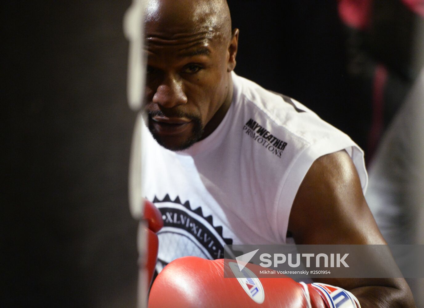 Floyd Mayweather Jr. conducts a master class in Moscow