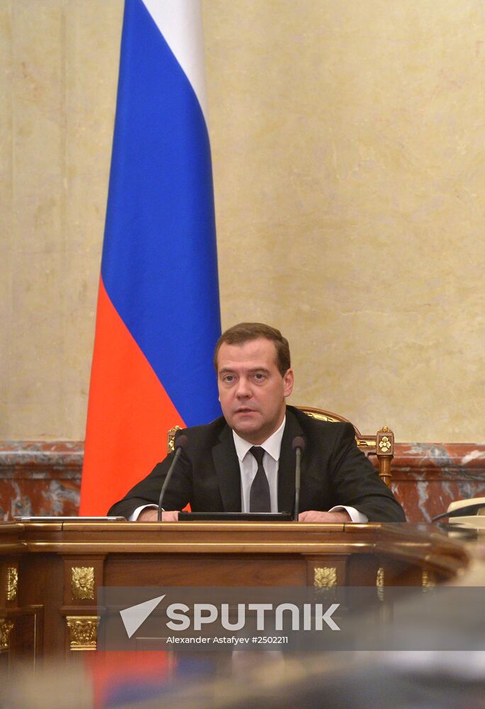 Dmitry Medvedev chairs Government meeting