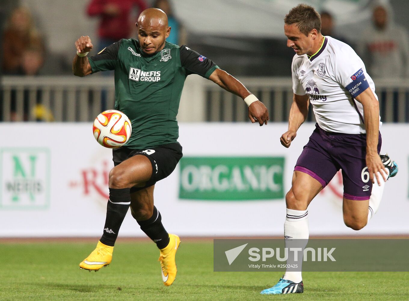 Krasnodar's Ari and Everton's Phil Jagielka (right) in the group stage Europa League match between FC Krasnodar (Russia, Krasnodar) and FC Everton (Great Britain, Liverpool). Location: Russia, Krasnodar. Author: Vitaly Timkiv/Sputnik. Football. UEFA Europa League. Krasnodar vs. Everton