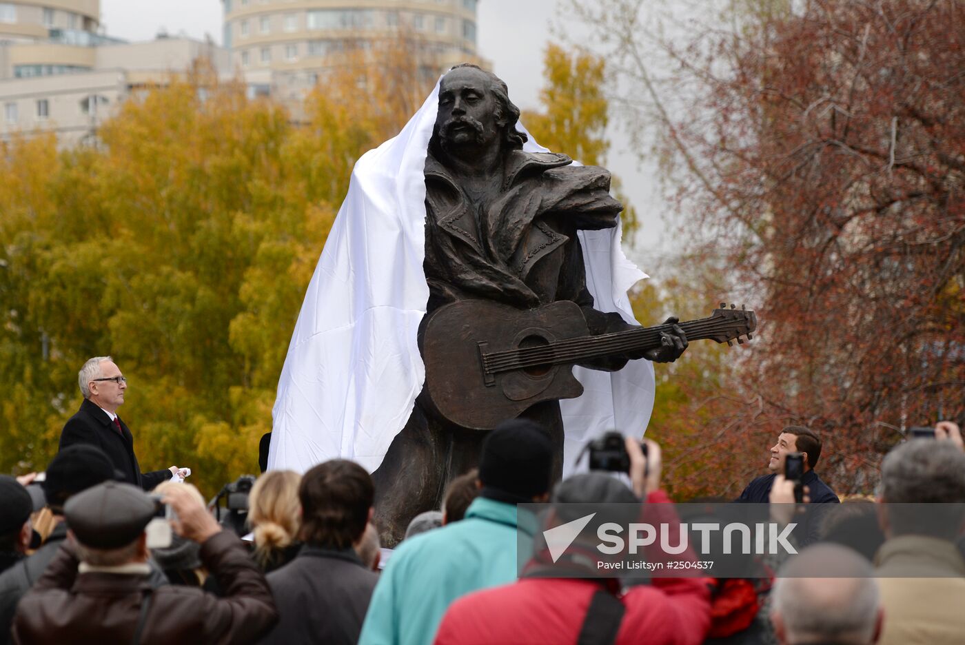Monument to musician Vladimir Mulyavin unveiled in Yekaterinburg