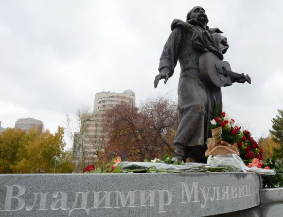 Monument to musician Vladimir Mulyavin unveiled in Yekaterinburg