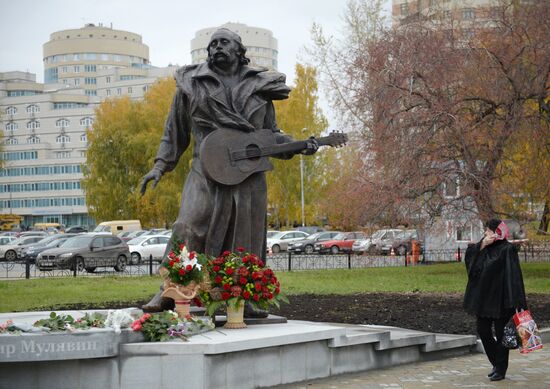 Monument to musician Vladimir Mulyavin unveiled in Yekaterinburg