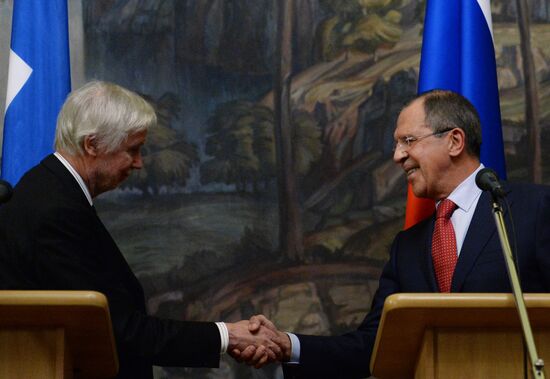 Russian and Finnish Foreign Ministers Sergei Lavrov and Erkki Tuomioja meet