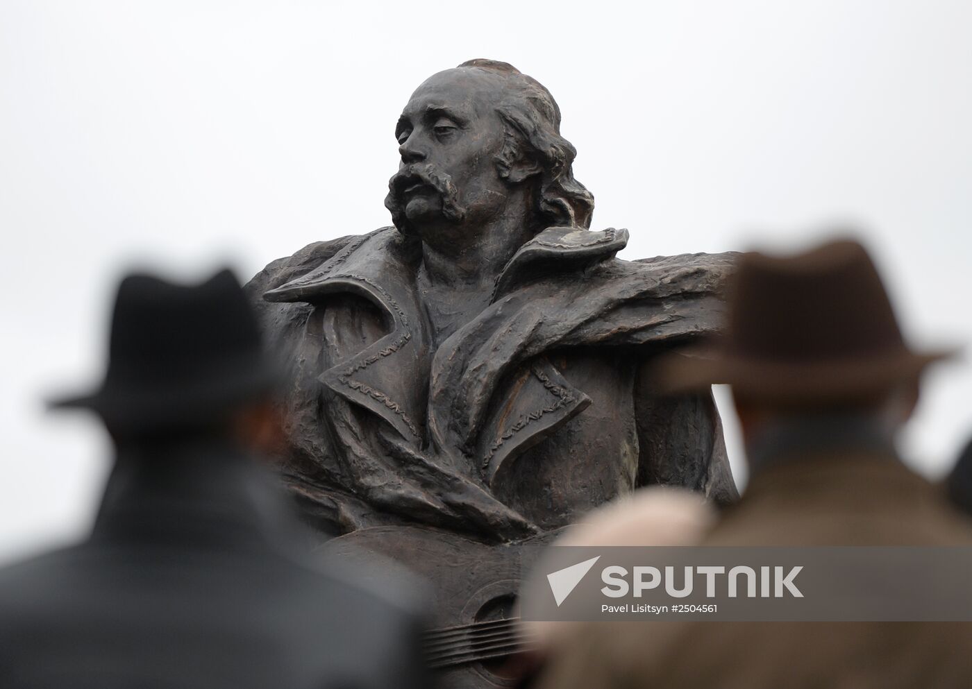 Monument to musician Vladimir Mulyavin unveiled in Yekaterinburg