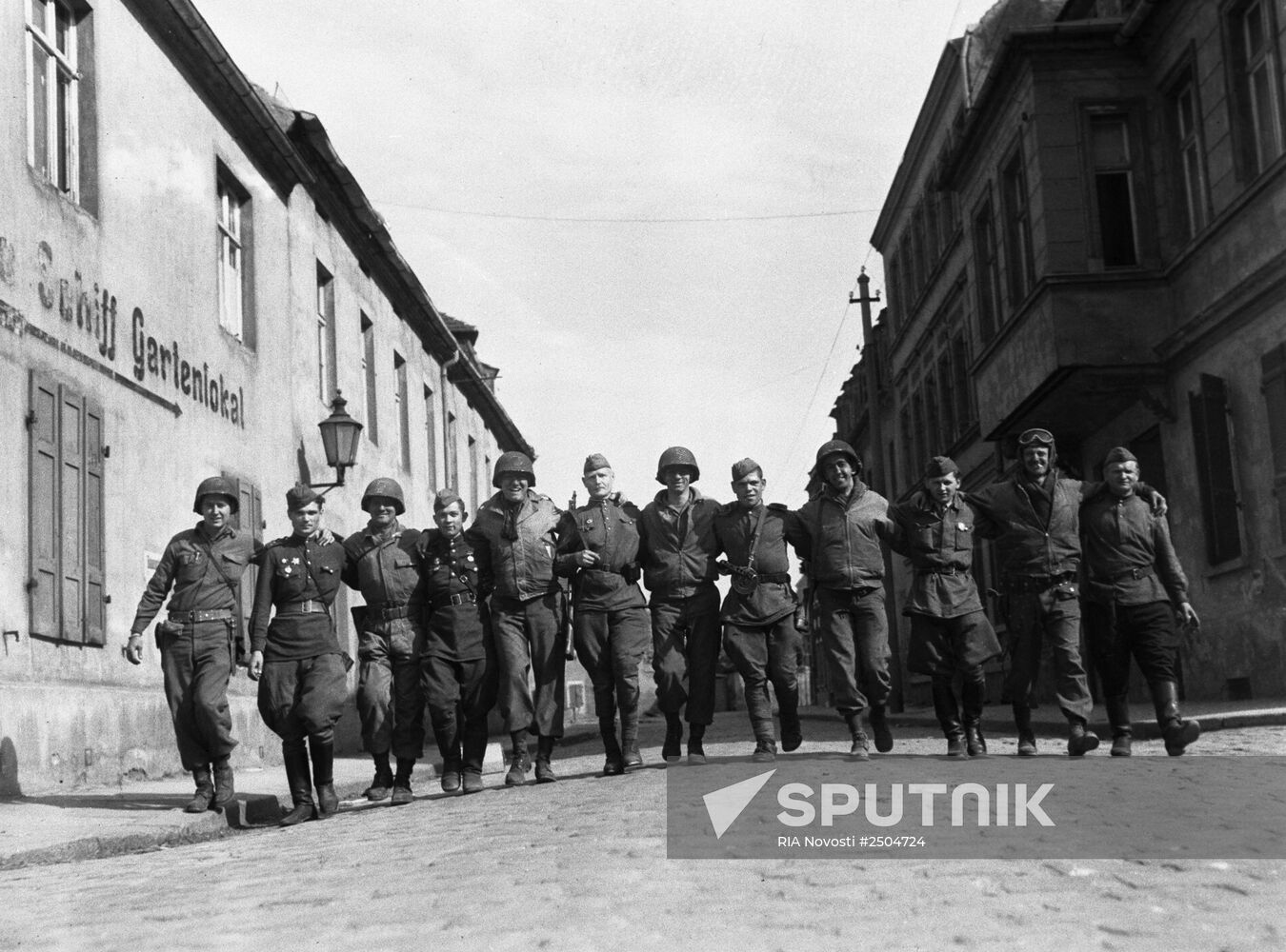 Soviet and American soldiers in Torgau