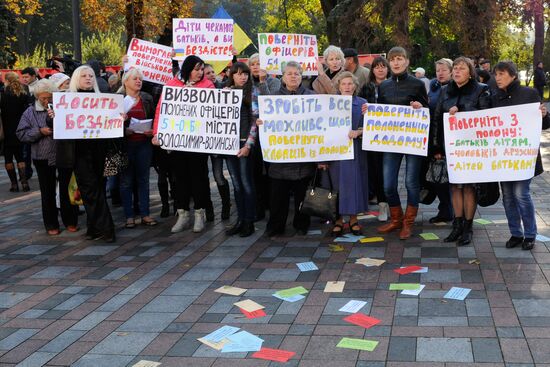 Mothers and wives of Ukrainian soldiers protest outside Verkhovna Rada building