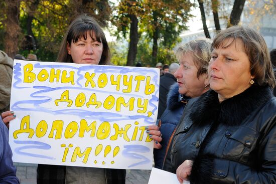 Mothers and wives of Ukrainian soldiers protest outside Verkhovna Rada building