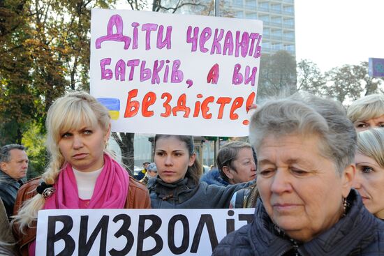 Mothers and wives of Ukrainian soldiers protest outside Verkhovna Rada building