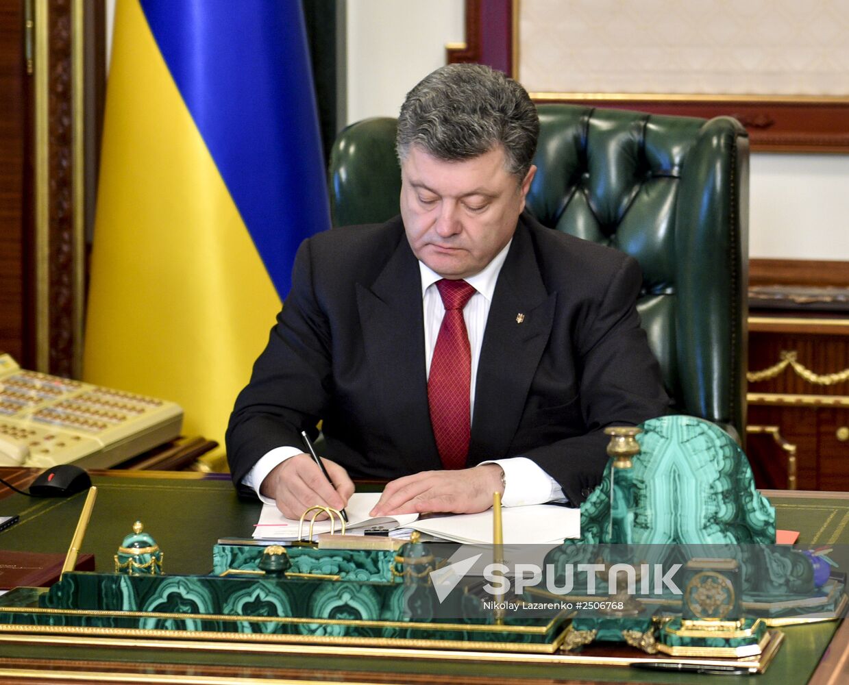 Poroshenko signs "Lustration Law"