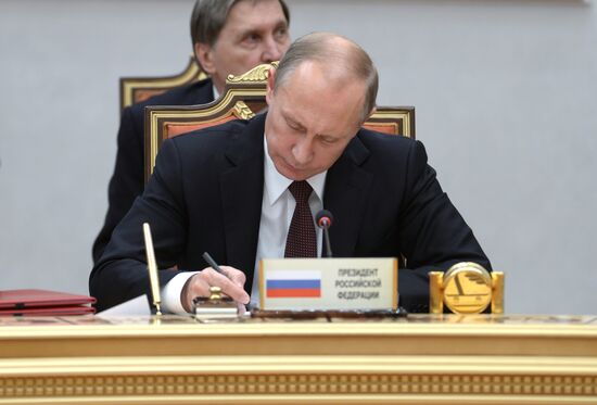 Vladimir Putin visits Belarus