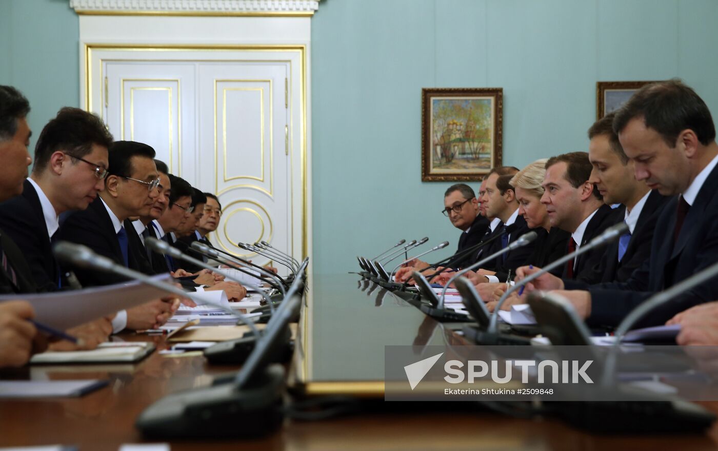 Dmitry Medvedev meets with Li Keqiang