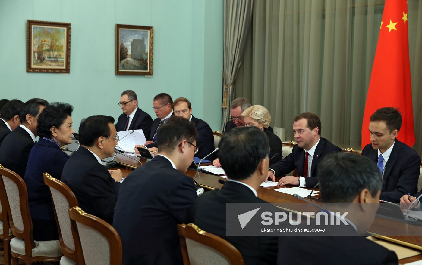 Dmitry Medvedev meets with Li Keqiang